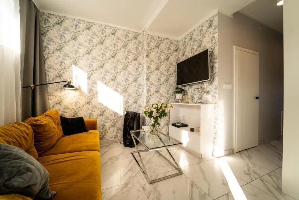 Salon z musztardową sofą